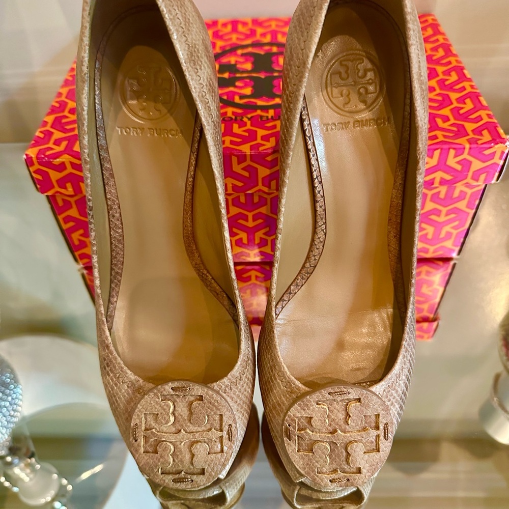 Tory Burch Sally 2 Women's Tan Snake Embossed Wedge Heels 9 Excellent! - Picture 9 of 9